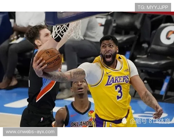 亚历山大三节打卡下班，场下为替补挥毛巾助威