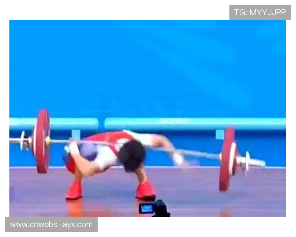全国举重冠军赛女子45公斤级揭幕战，湖南19岁小将欧吕婷冲击总成绩金牌